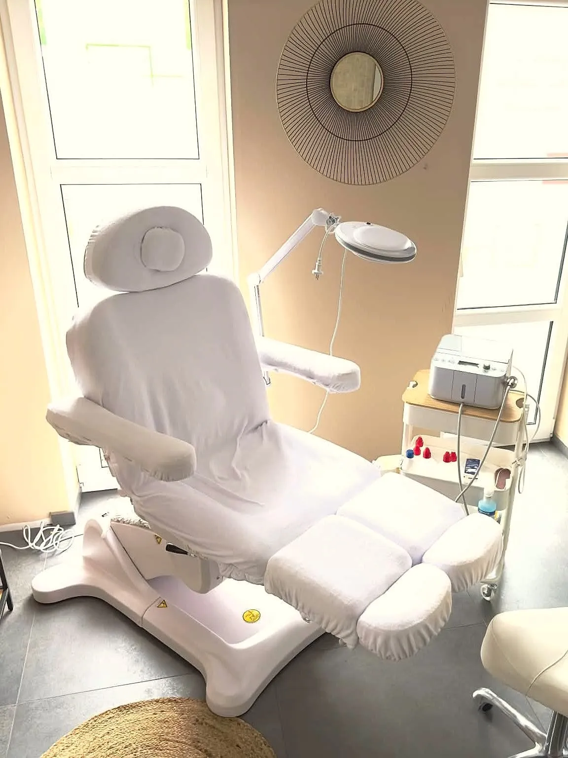 Salle de soin lumineuse du cabinet PédiSyl, avec le fauteuil de pédicure médicale