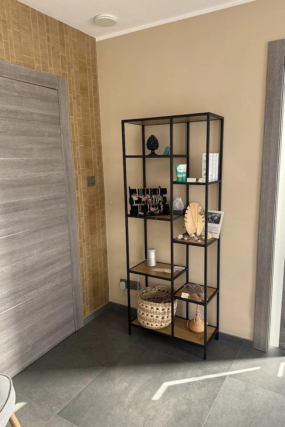 Étagère décorée dans le cabinet