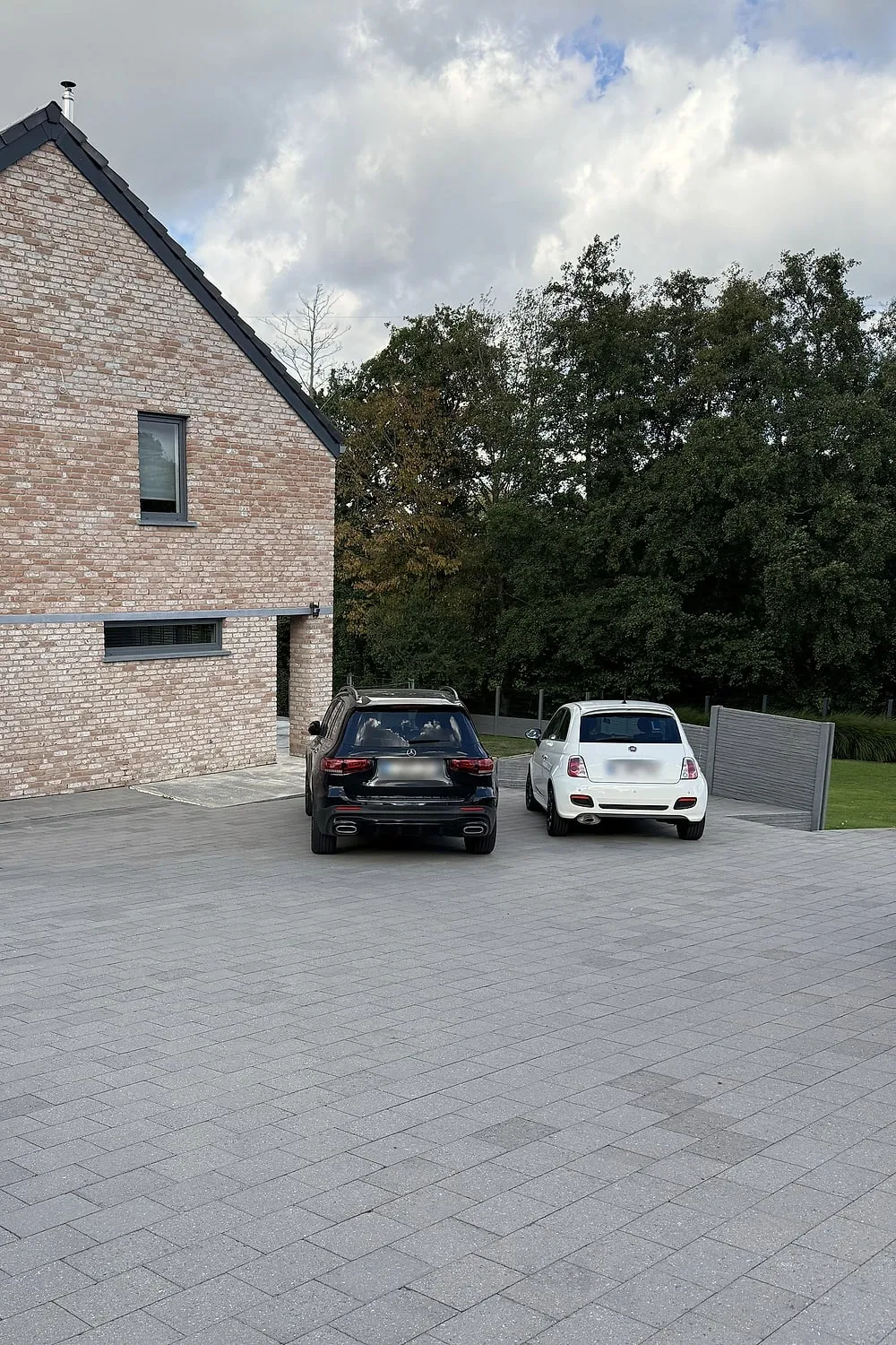 Cour privée pavée servant de parking, à côté du cabinet