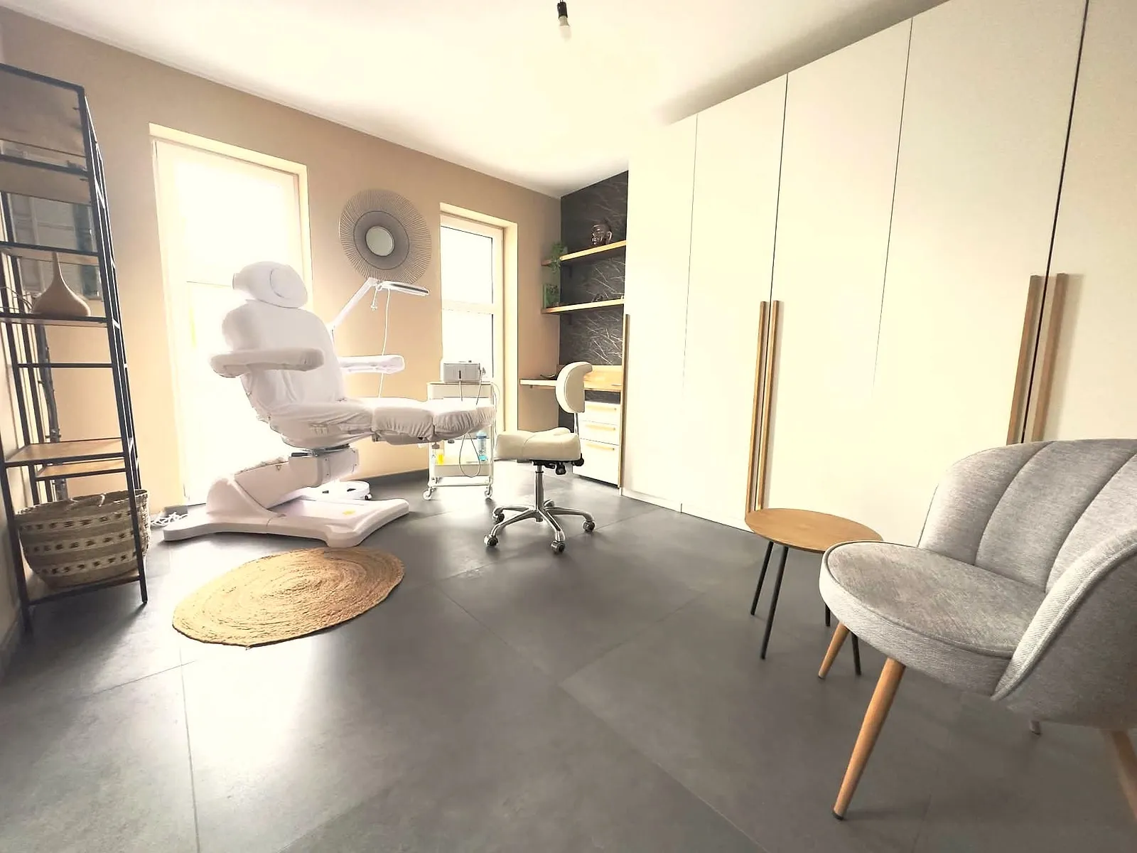 Salle de soin lumineuse avec le fauteuil de pédicure médicale