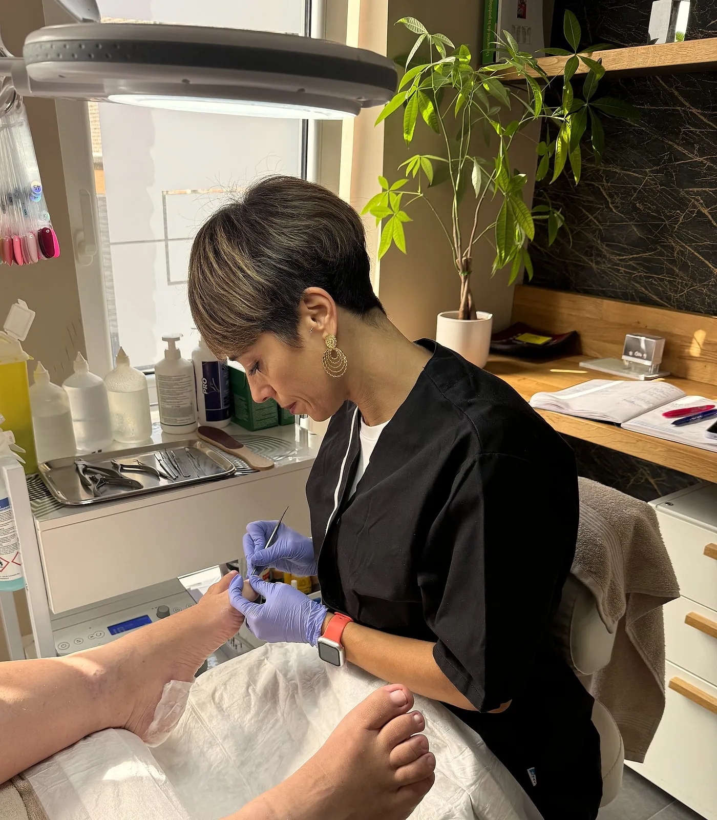 Silvana réalisant un soin de pédicure médicale dans son cabinet